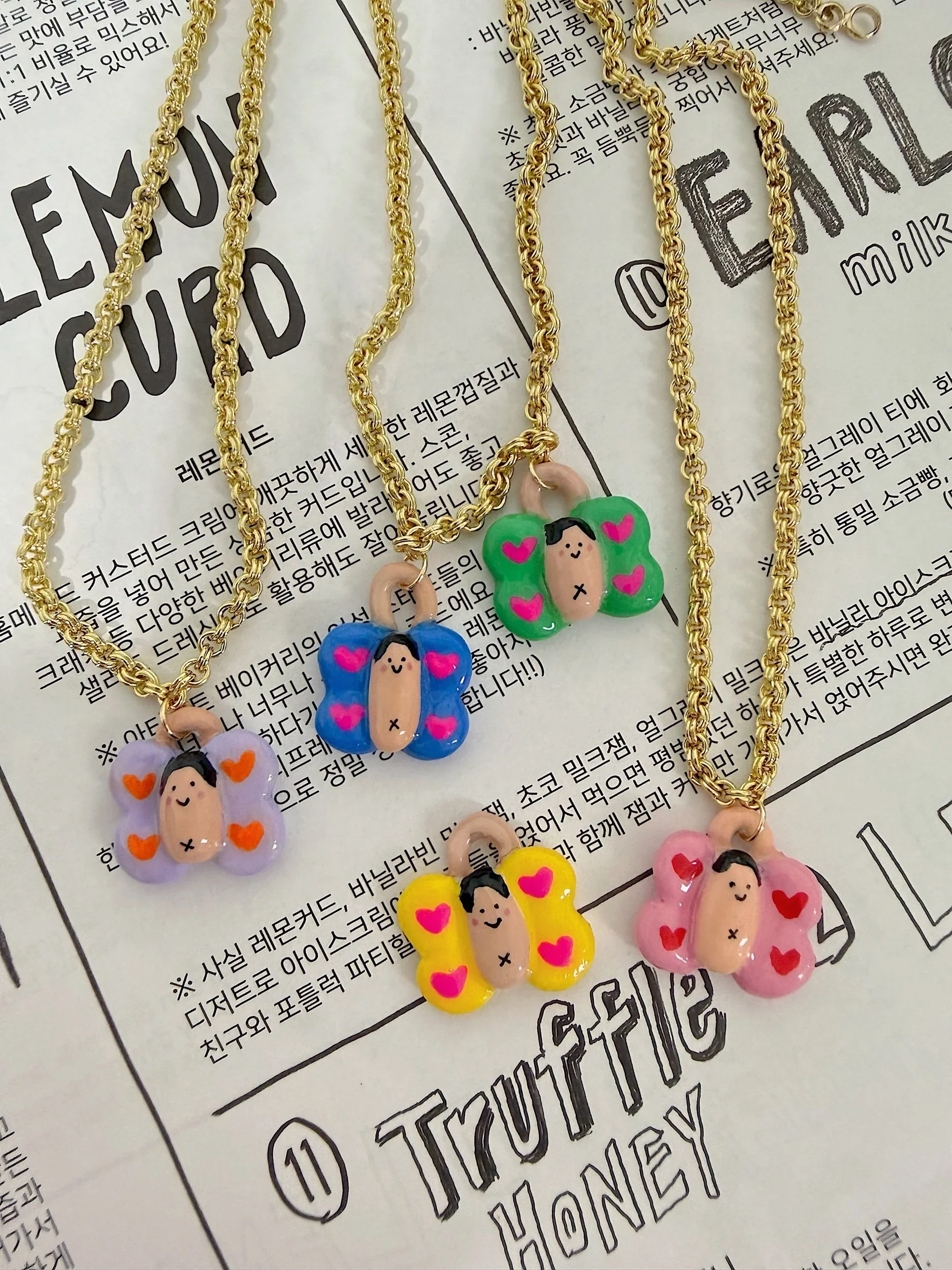 MOCHI FLY NECKLACE 2